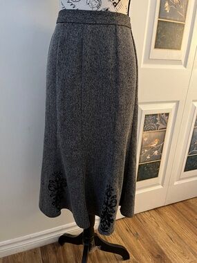 💗TanJay Gray Midi A-Line Skirt with Black Embroidery